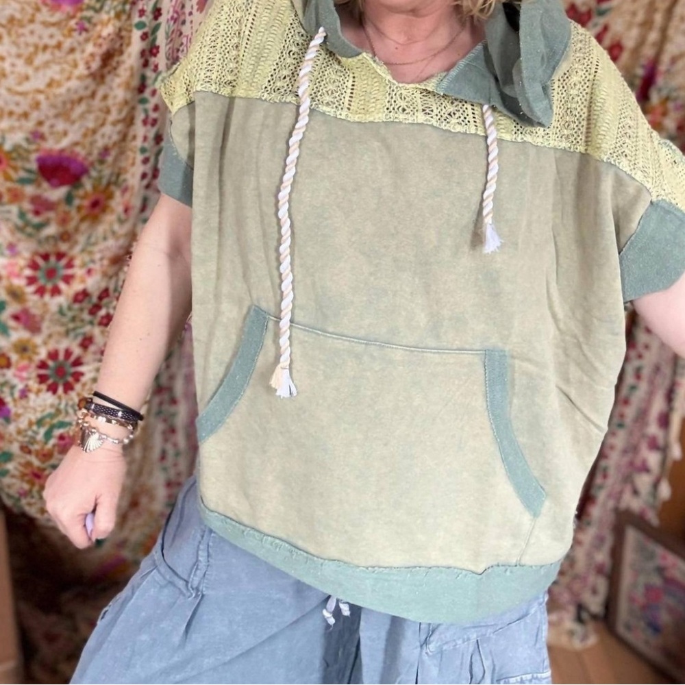 Oli & Hali Casual Green Hooded Women's Top